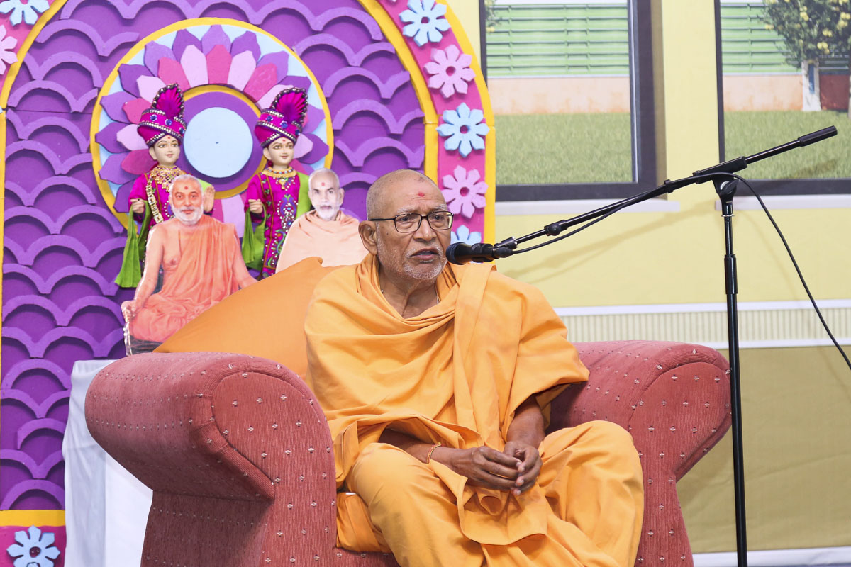 Pujya Kothari Swami delivers a discourse