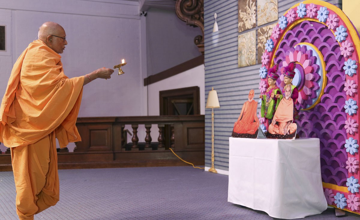 Pujya Kothari Swami performs the arti