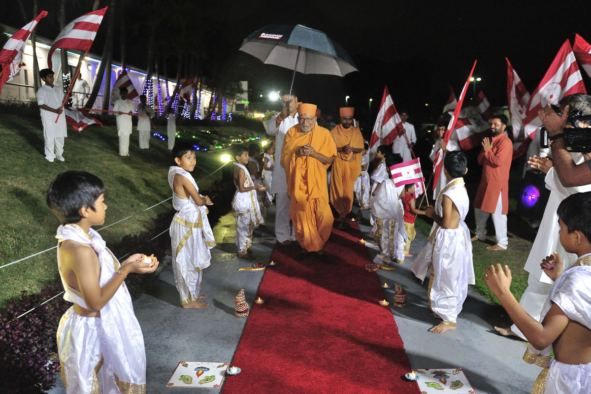 Pujya Bhaktipriya Swami (Pujya Kothari Swami) arrives at BAPS Shri Swaminarayan Mandir, Brisbane