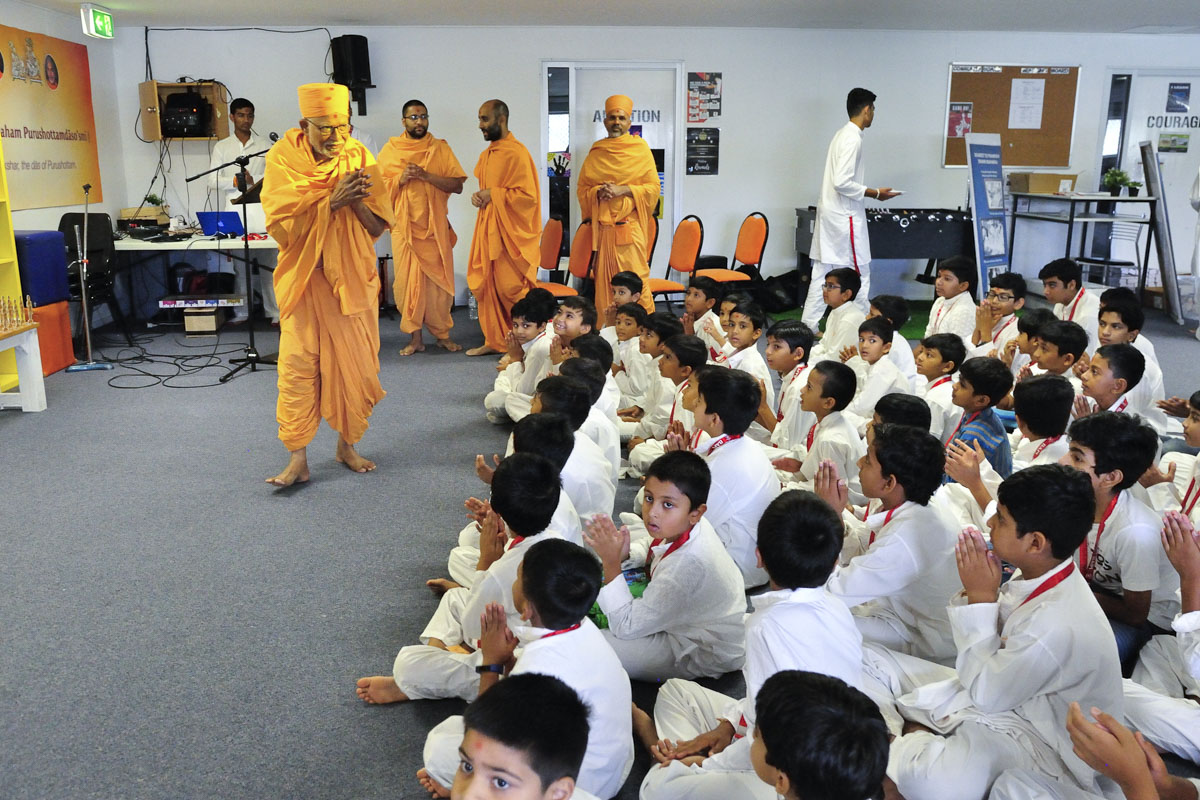 Pujya Kothari Swami greets children with 'Jai Swaminarayan'