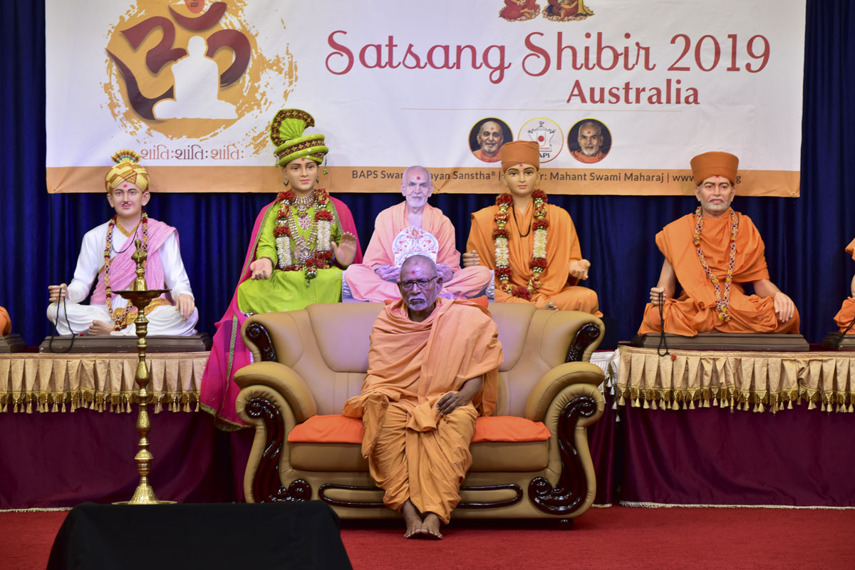 Pujya Kothari Swami during the shibir session
