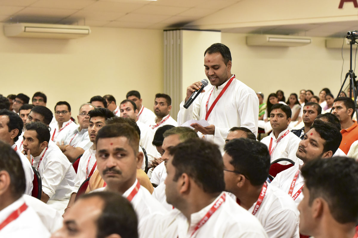 A youth presents before Pujya Kothari Swami