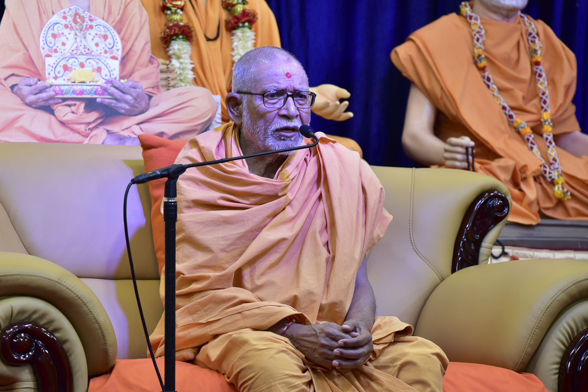 Pujya Kothari Swami delivers a discourse