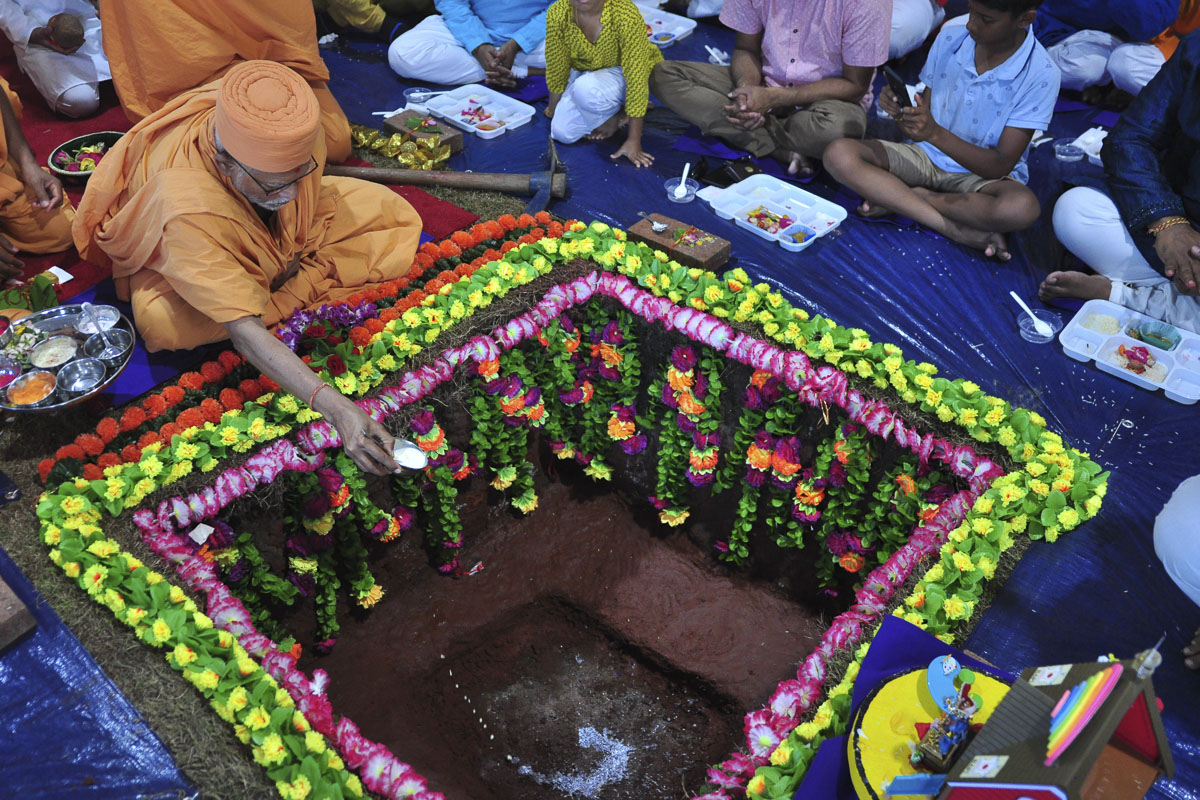 Pujya Kothari Swami performs khatvidhi for Bal Sanskar Kendra