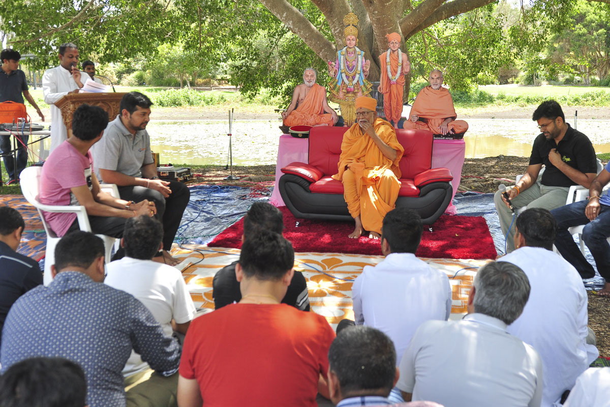 Pujya Kothari Swami during the assembly