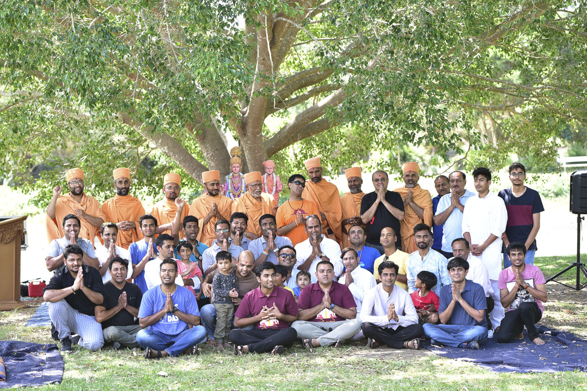 Devotees and sadhus with Pujya Kothari Swami