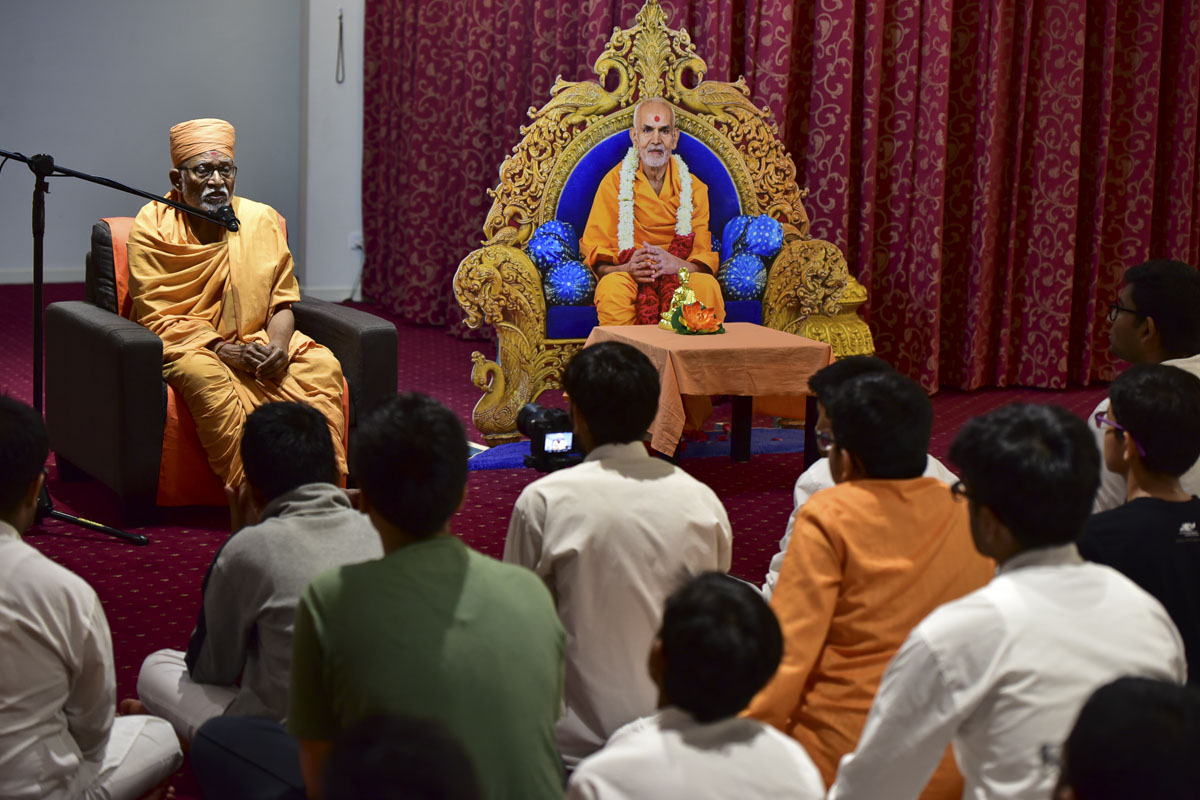 Pujya Kothari Swami delivers a discourse