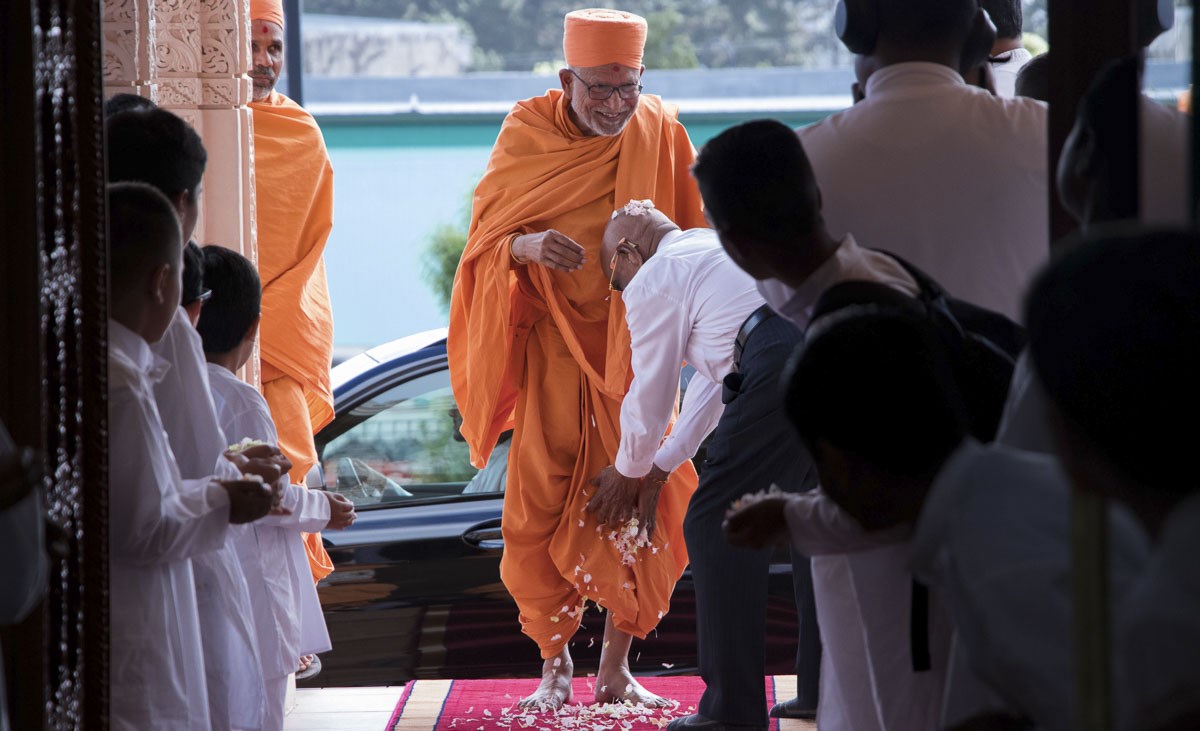 Pujya Bhaktipriya Swami (Pujya Kothari Swami) arrives at BAPS Shri Swaminarayan Mandir, Auckland
