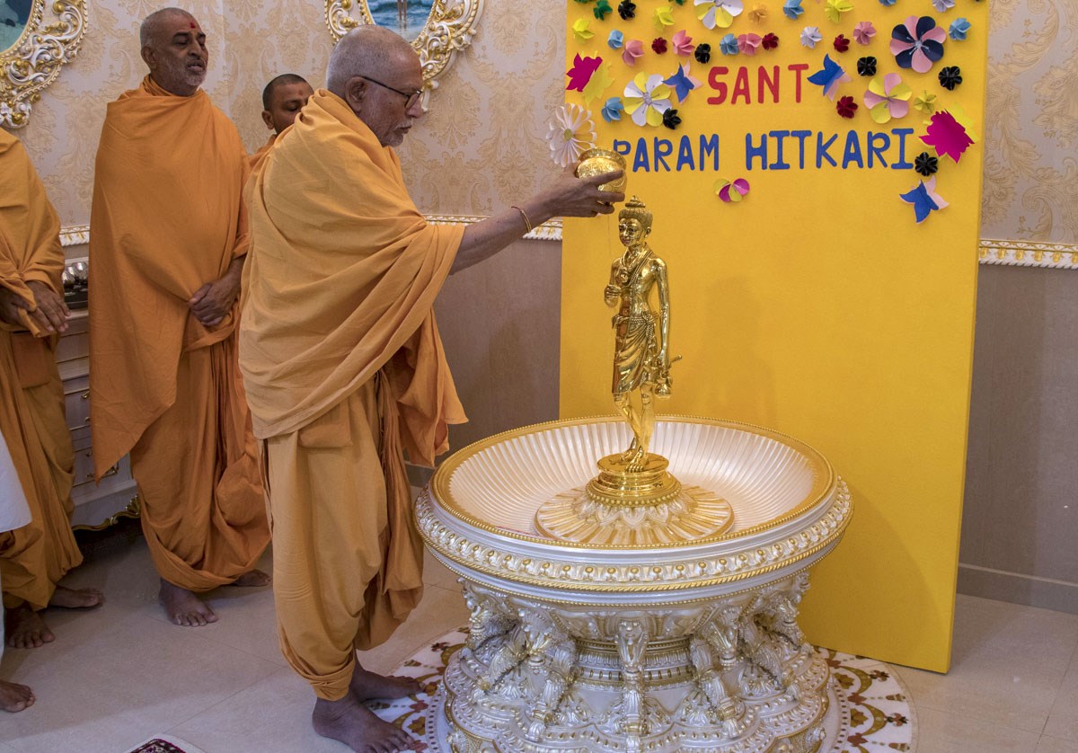 Pujya Kothari Swami performs abhishek of Shri Nilkanth Varni