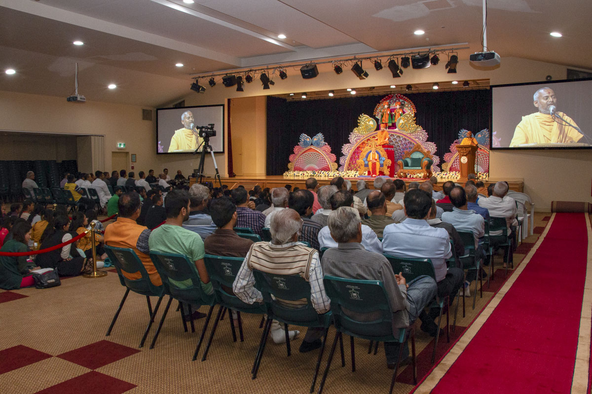 Devotees during the assembly