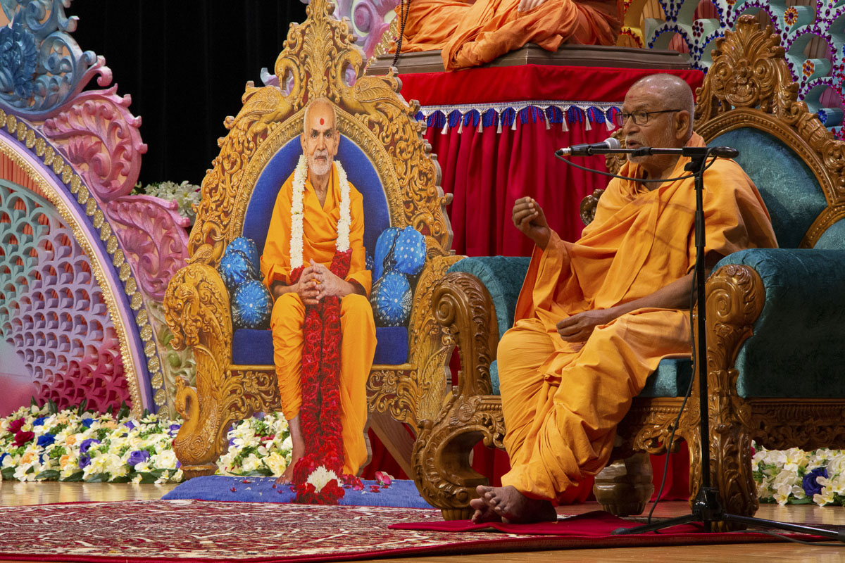Pujya Kothari Swami delivers a discourse