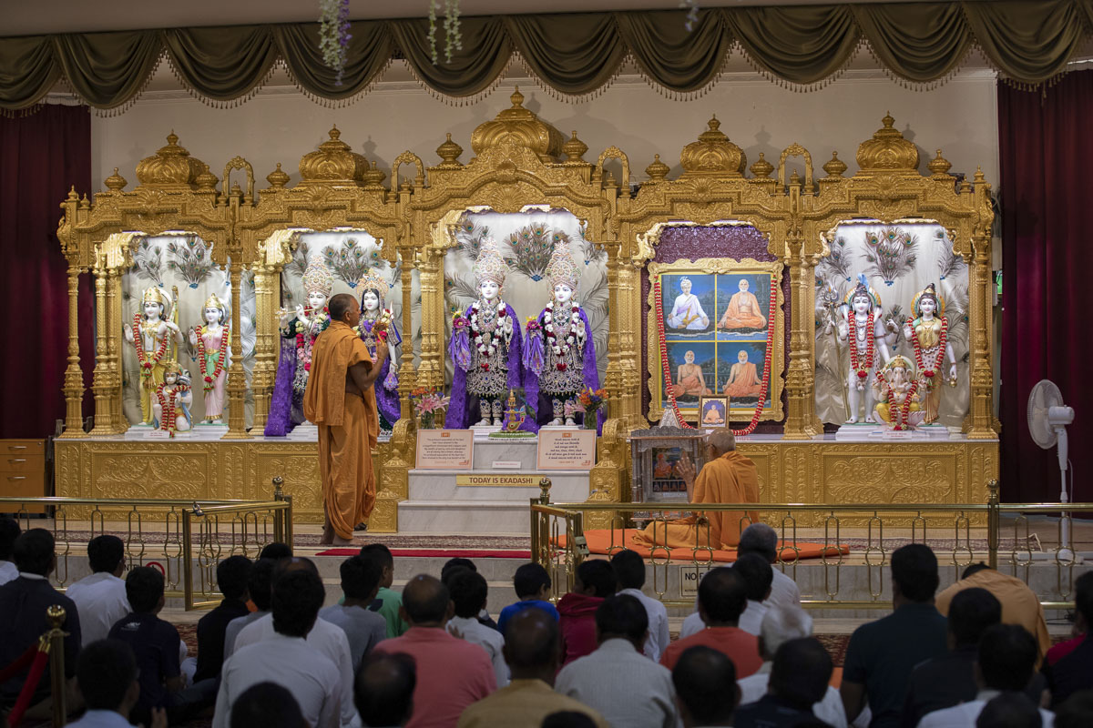 Pujya Kothari Swami during the arti