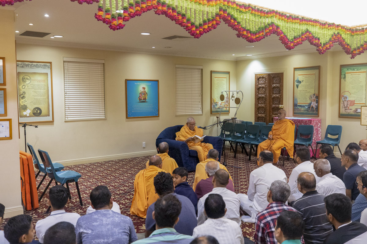 Pujya Kothari Swami delivers a discourse