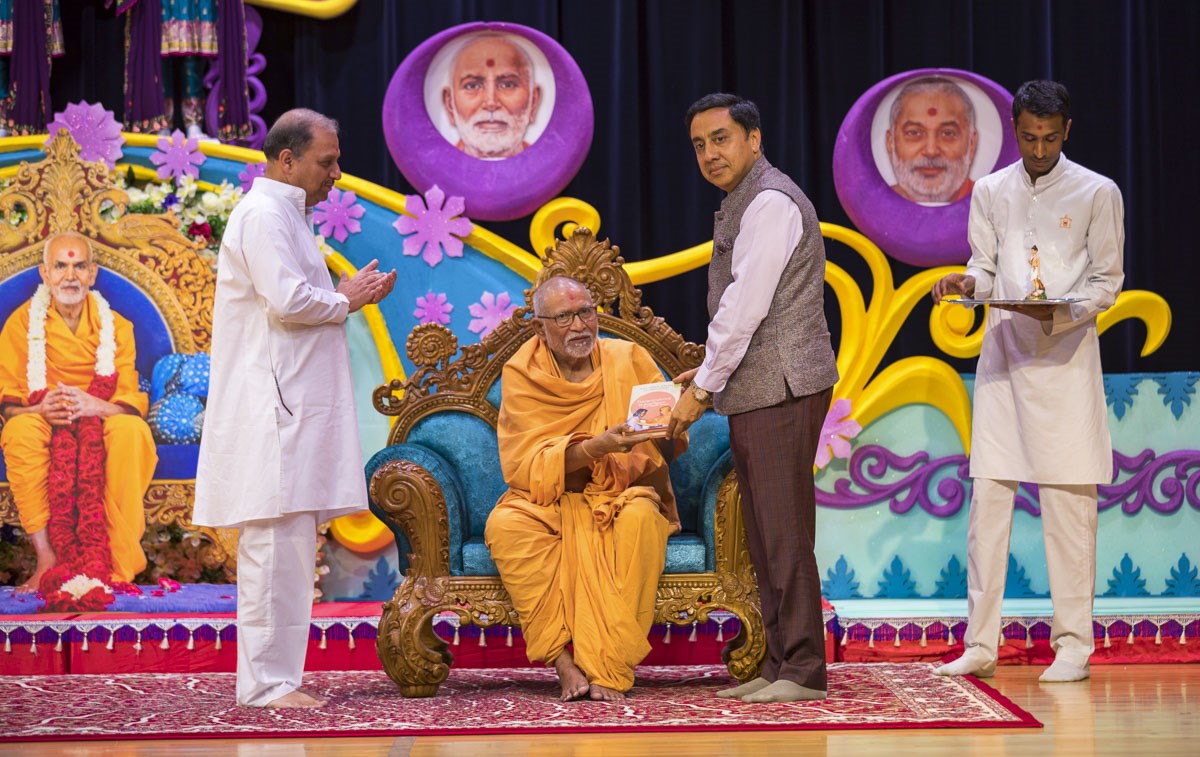Pujya Kothari Swami presents a memento to an invited guest
