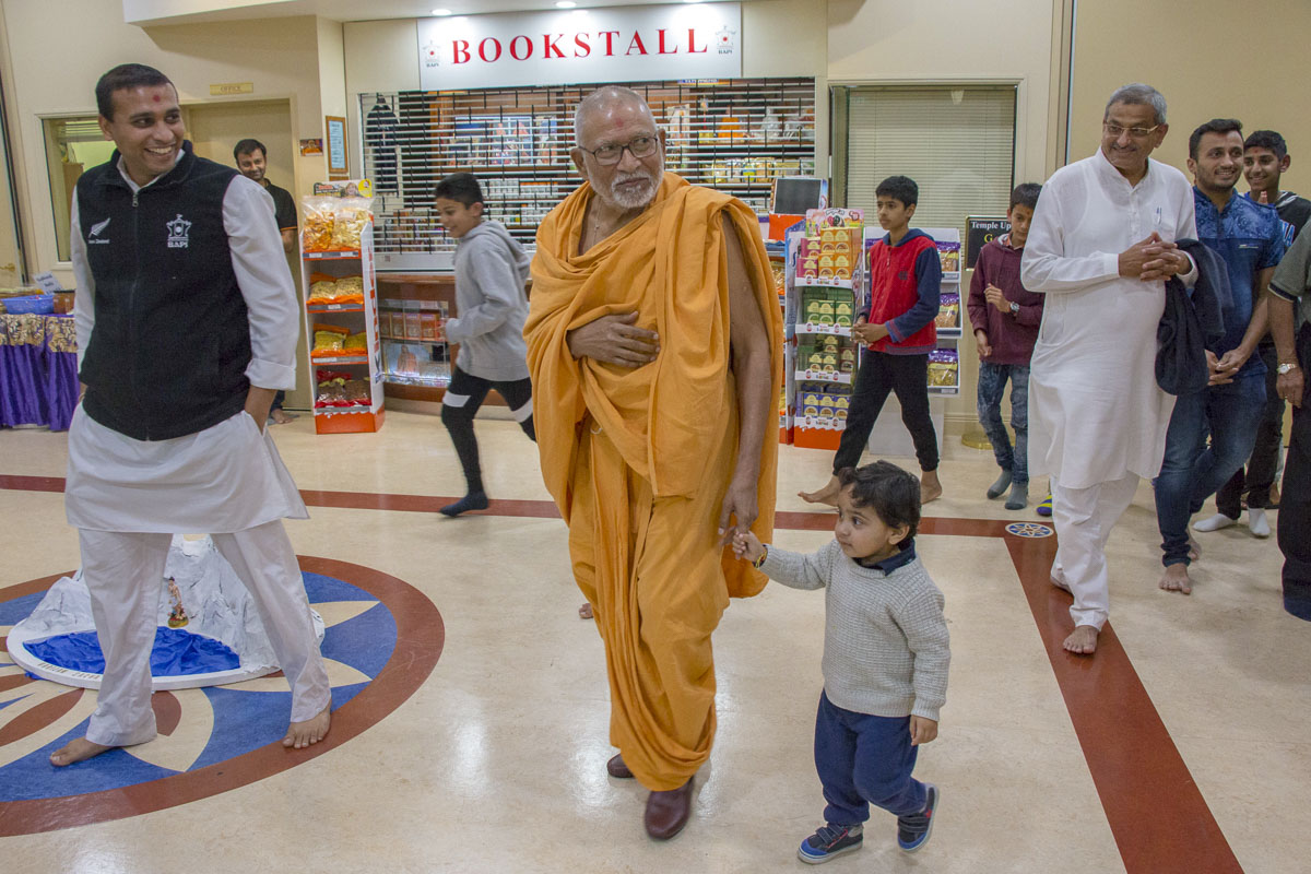 Pujya Kothari Swami visits the mandir campus