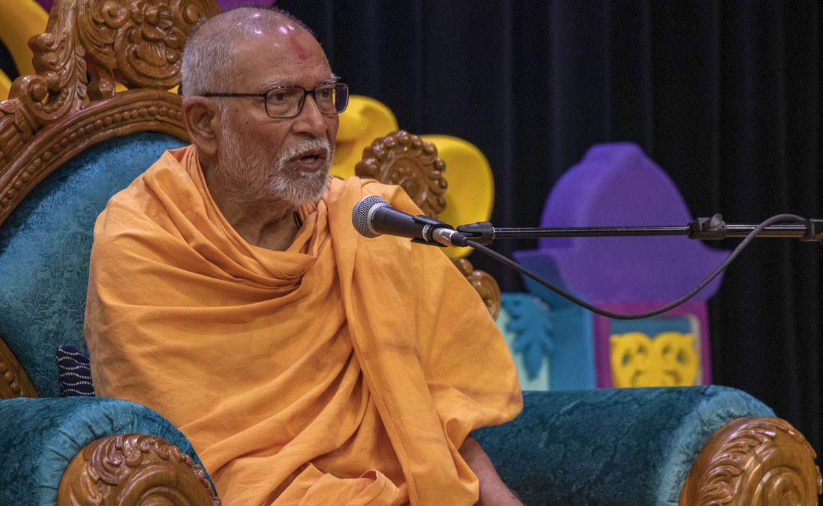 Pujya Kothari Swami delivers a discourse