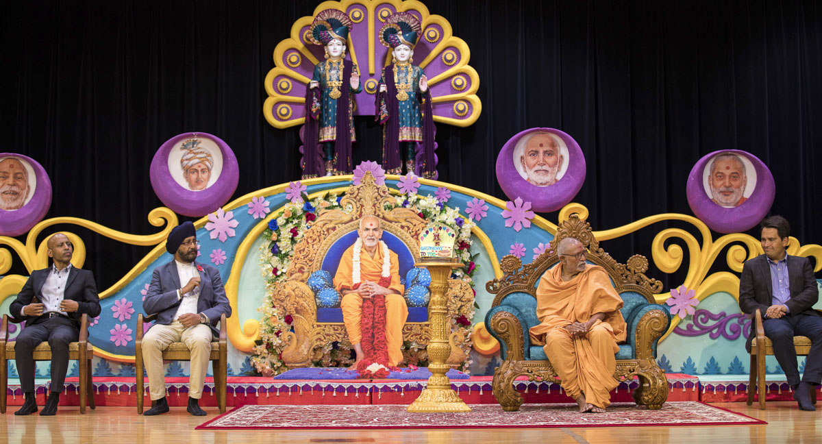 Pujya Kothari Swami and invited guest on the stage during the assembly