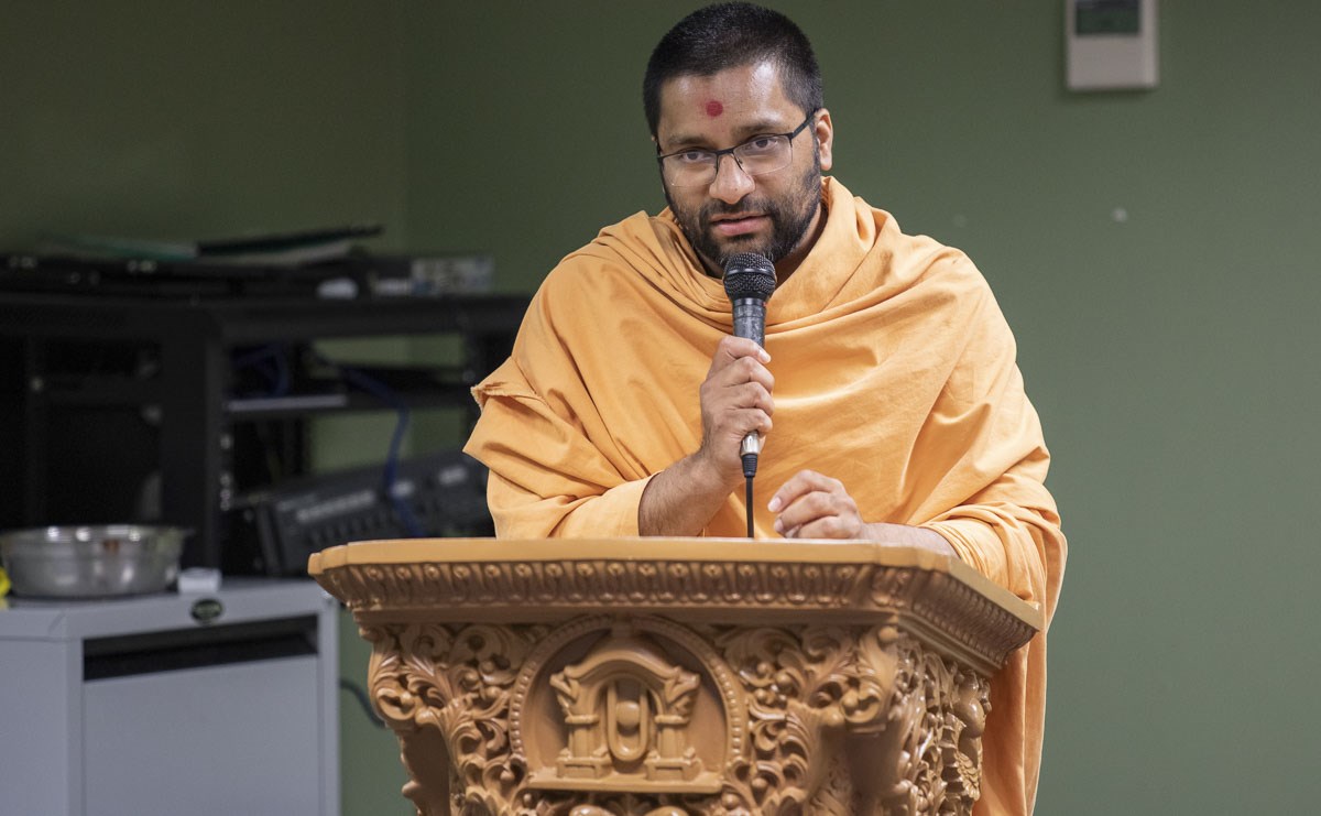 Brahmasmaran Swami addresses the assembly