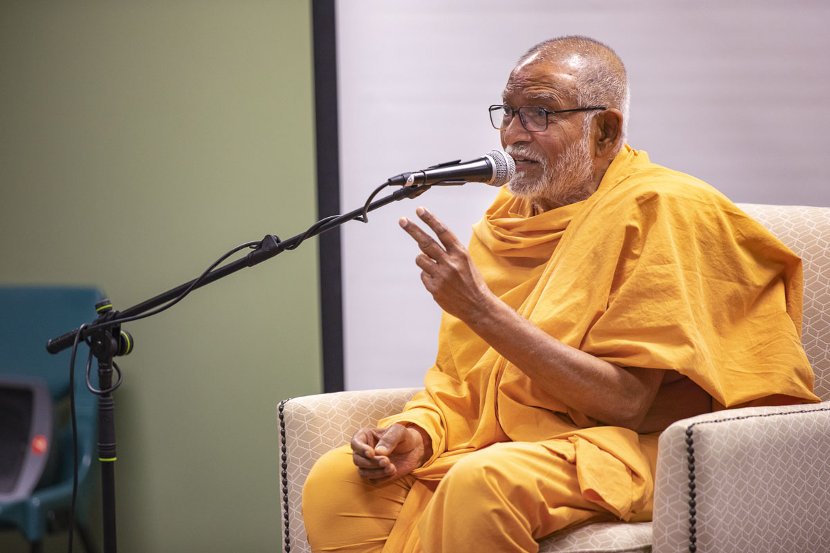 Pujya Kothari Swami delivers a discourse