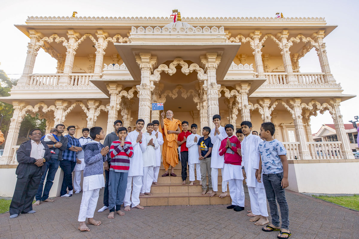 Youths with Pujya Kothari Swami