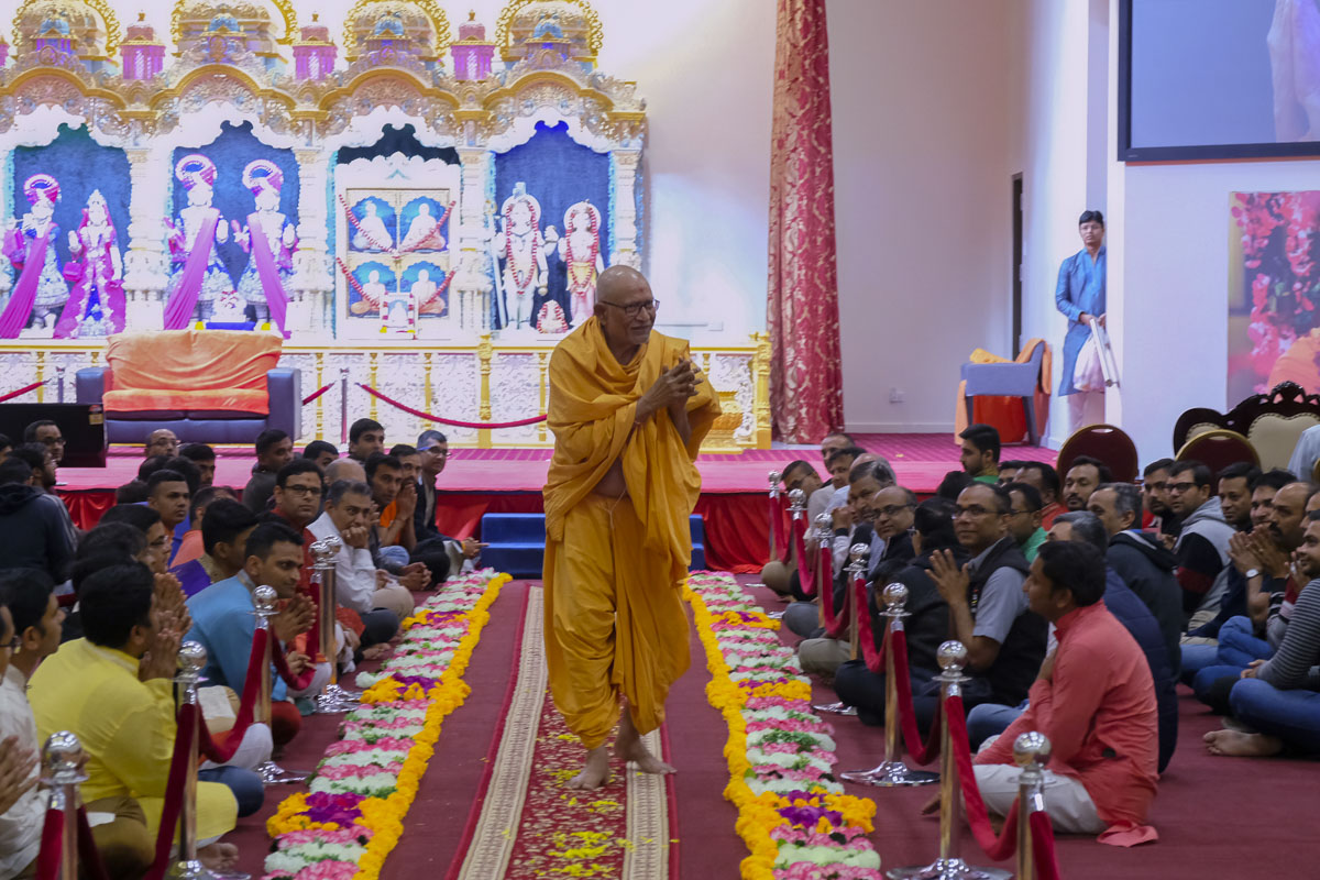 Pujya Kothari Swami arrives at BAPS Shri Swaminarayan Mandir, Adelaide