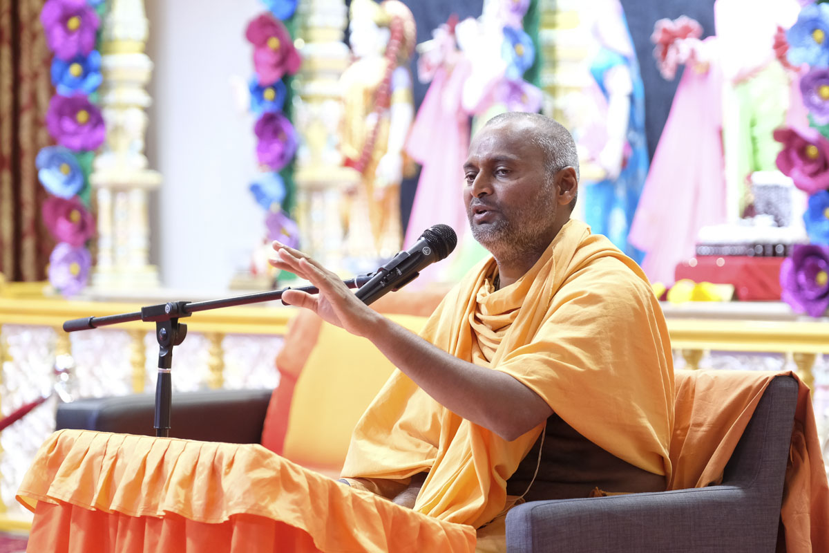 Akhandmangal Swami addresses the assembly