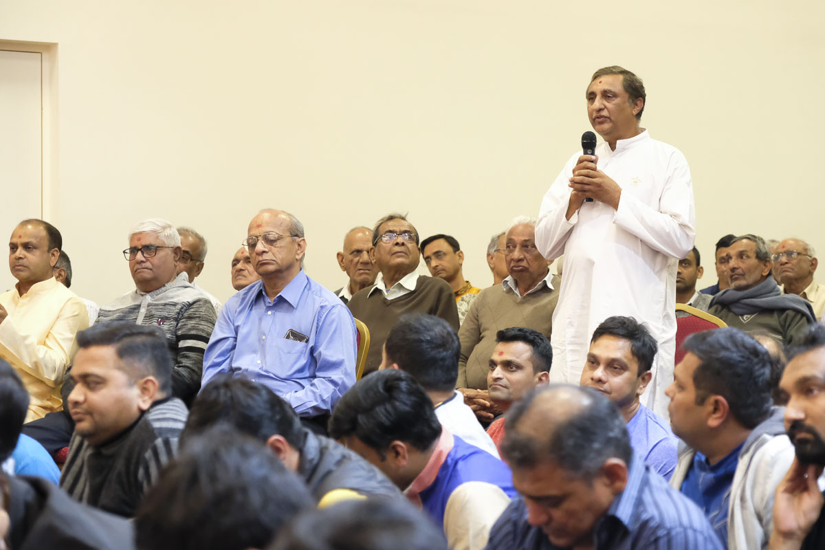 Devotees during the assembly