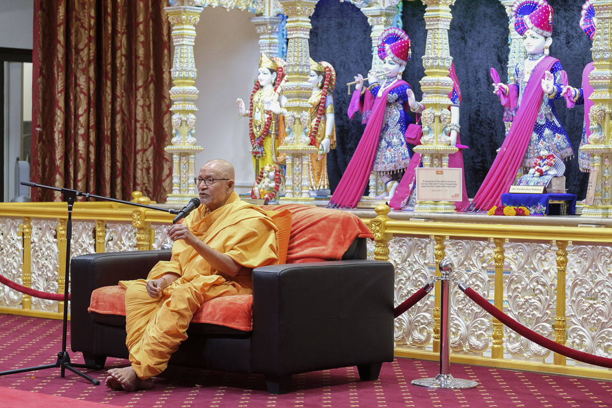 Pujya Kothari Swami delivers a discourse