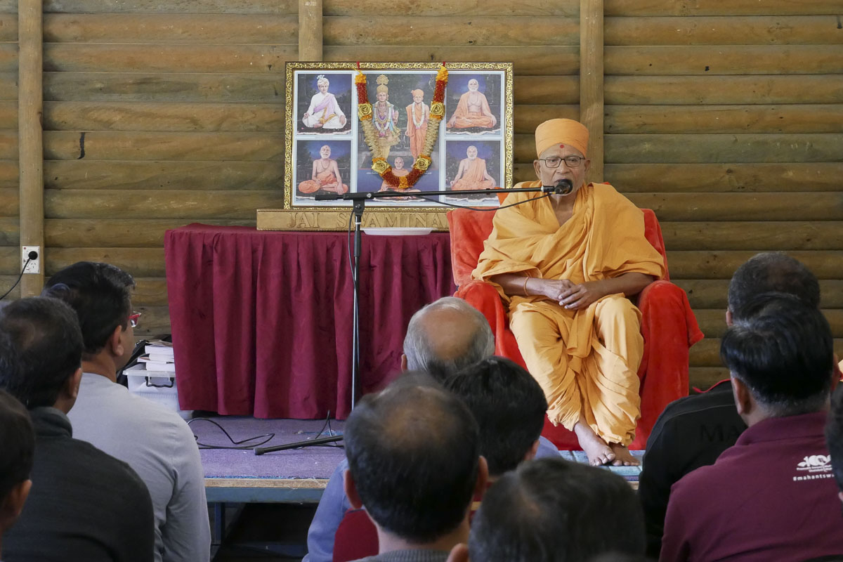 Pujya Kothari Swami delivers a discourse