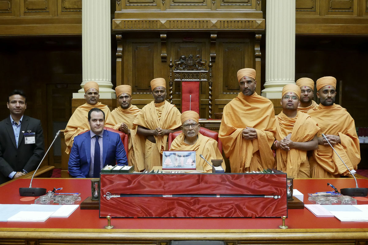 Pujya Kothari Swami and sadhus visit The Parliament of South Australia