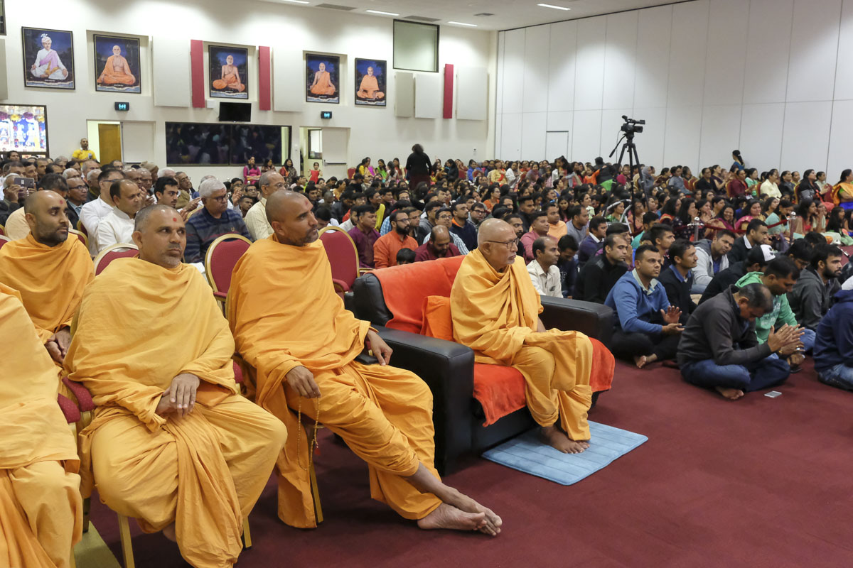 Pujya Kothari Swami, sadhus and devotees during evening satsang assembly