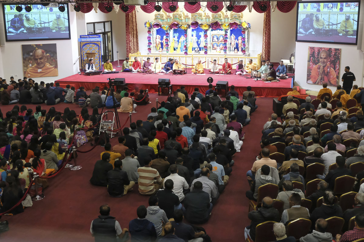 Devotees during the assembly