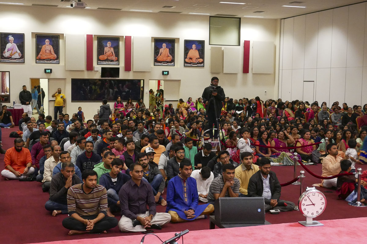 Devotees during the assembly
