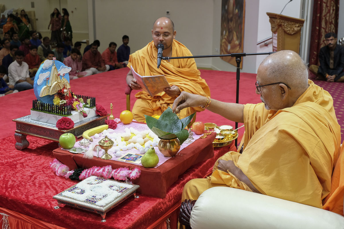 Pujya Kothari Swami performs patotsav mahapuja rituals