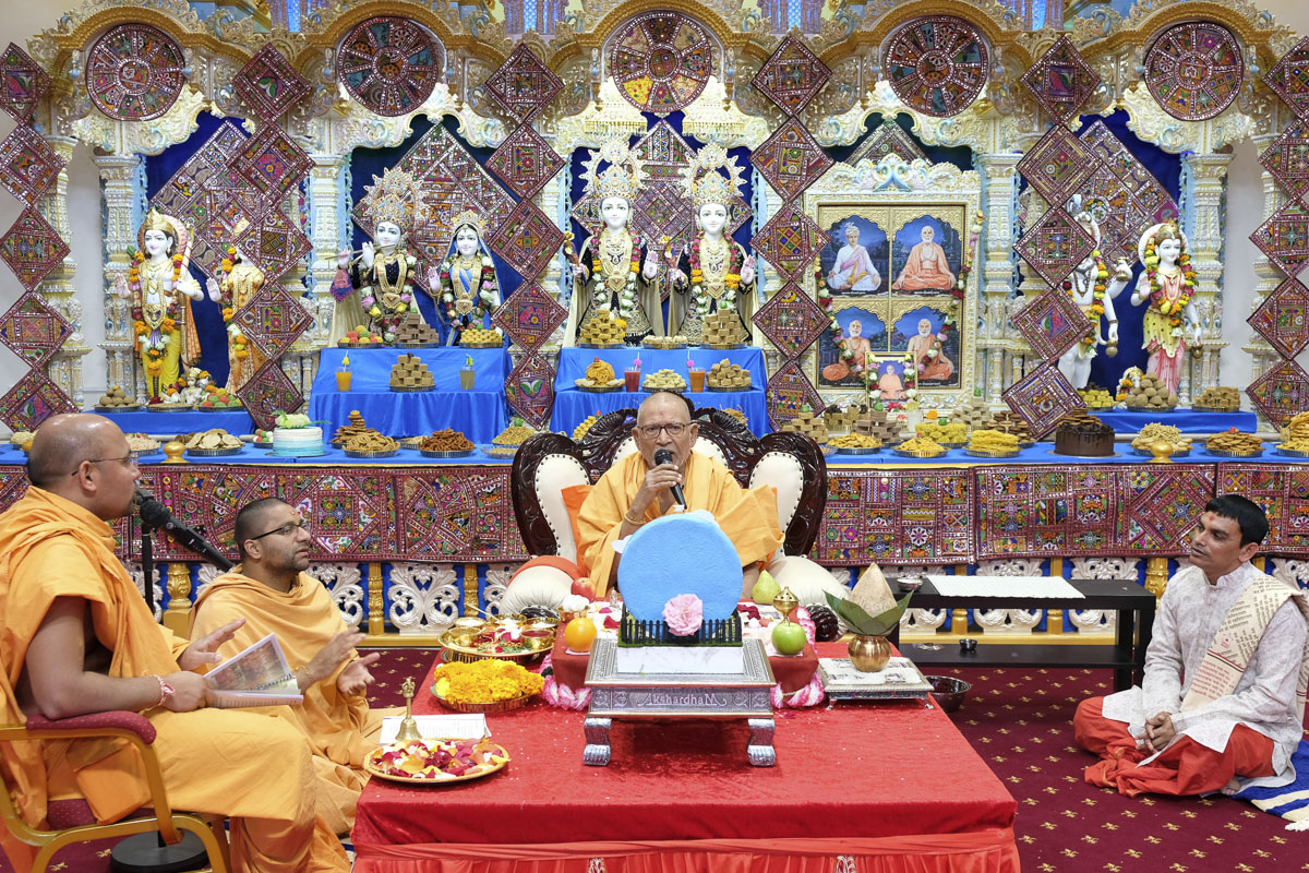 Pujya Kothari Swami delivers a discourse