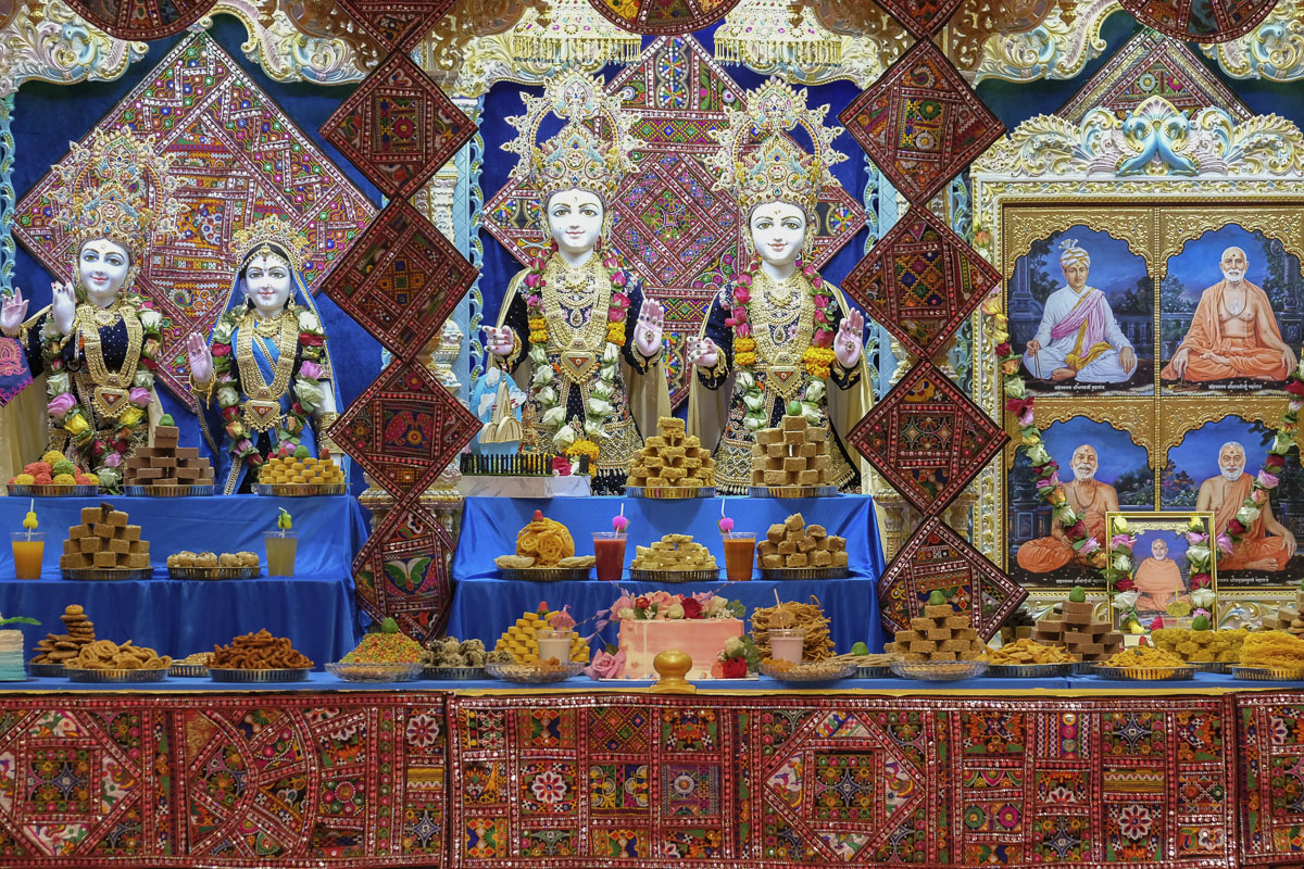 Annakut offered to Thakorji