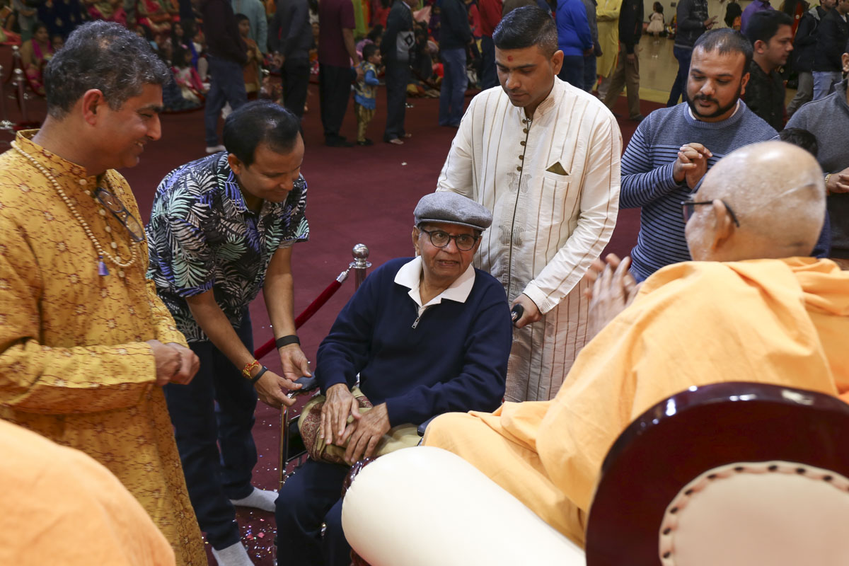 Devotees doing darshan of Pujya Kothari Swami