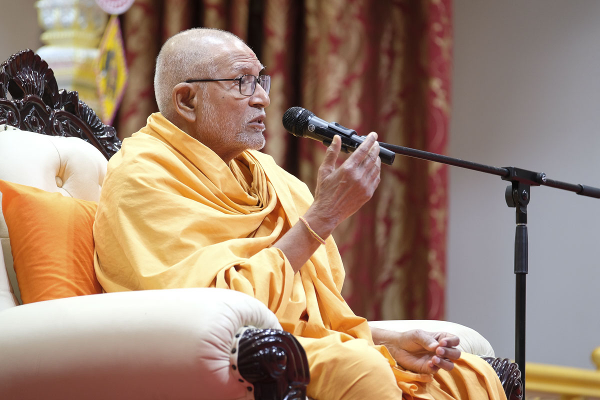 Pujya Kothari Swami delivers a discourse