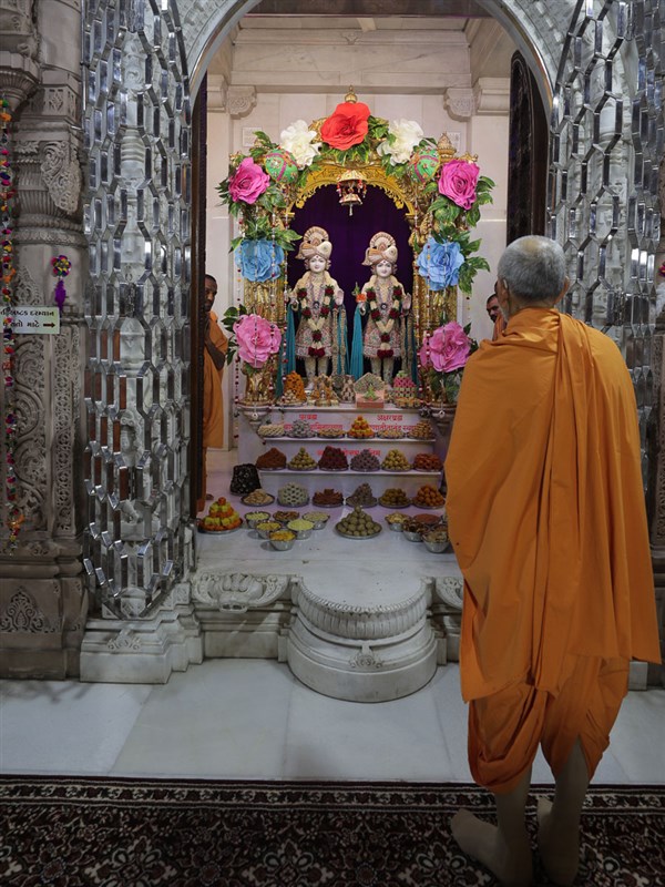 Swamishri engrossed in darshan of Bhagwan Swaminarayan and Aksharbrahman Gunatitanand Swami