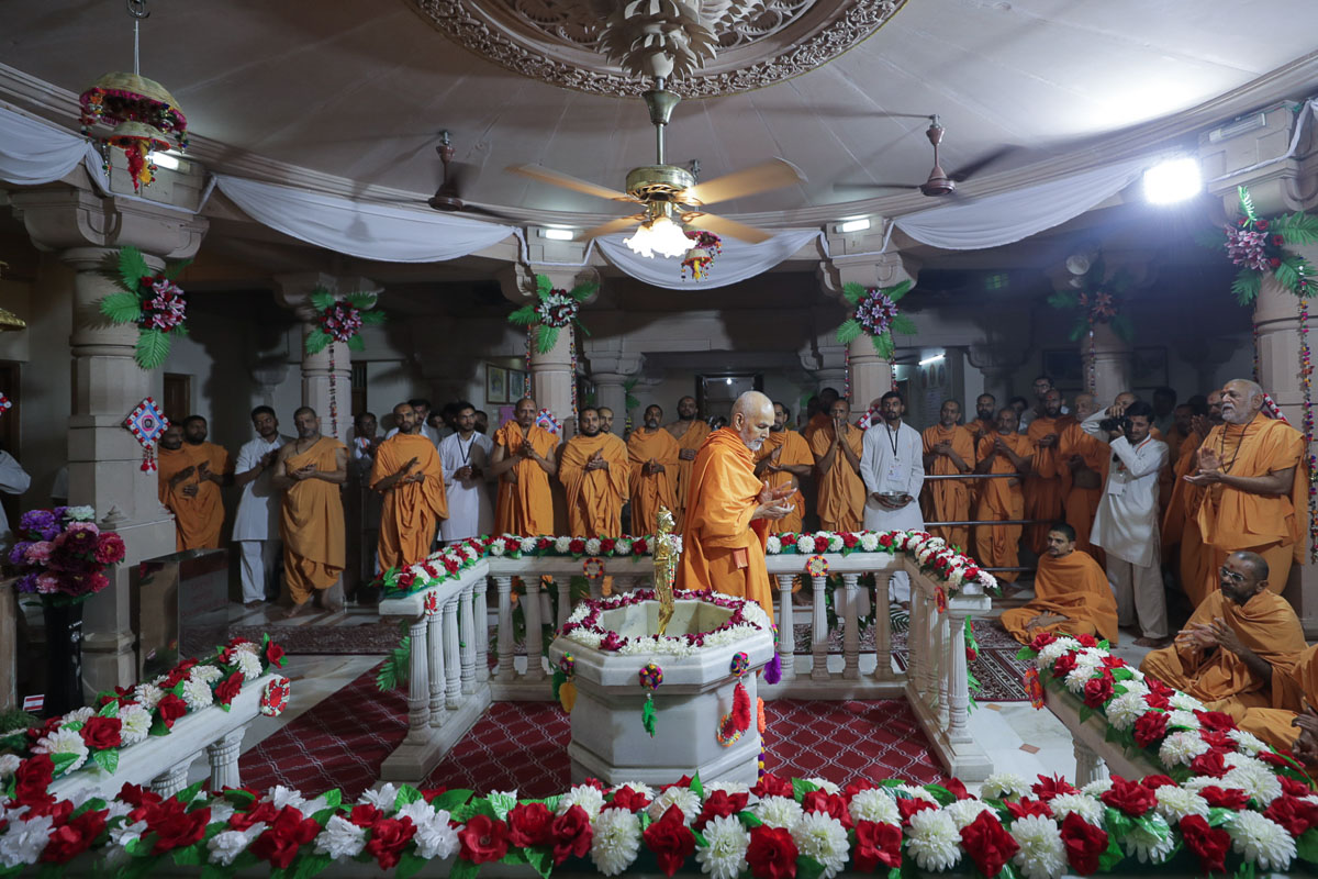 Swamishri performs pradakshina of Shri Nilkanth Varni
