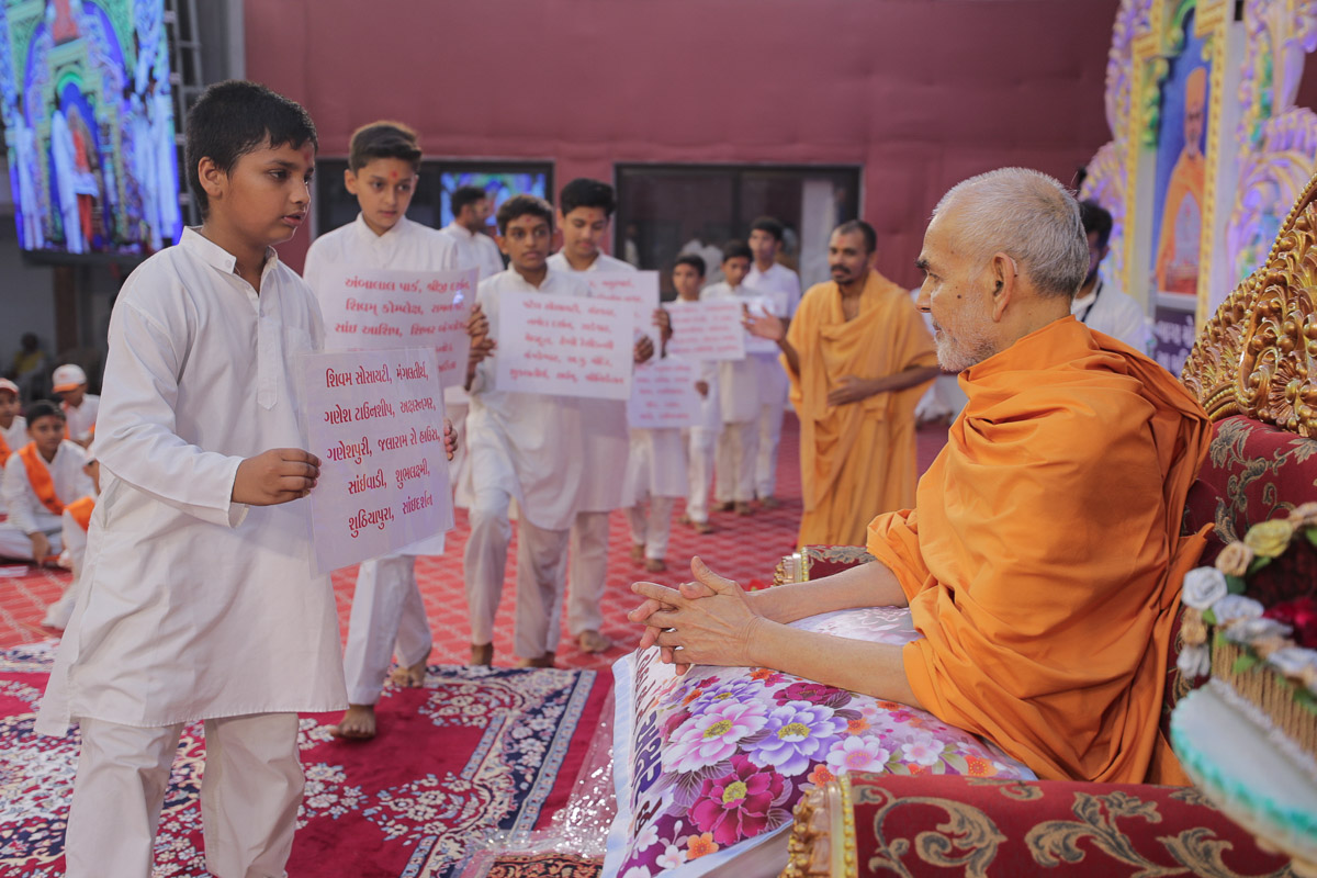 Swamishri blesses balaks representing the local bal mandals