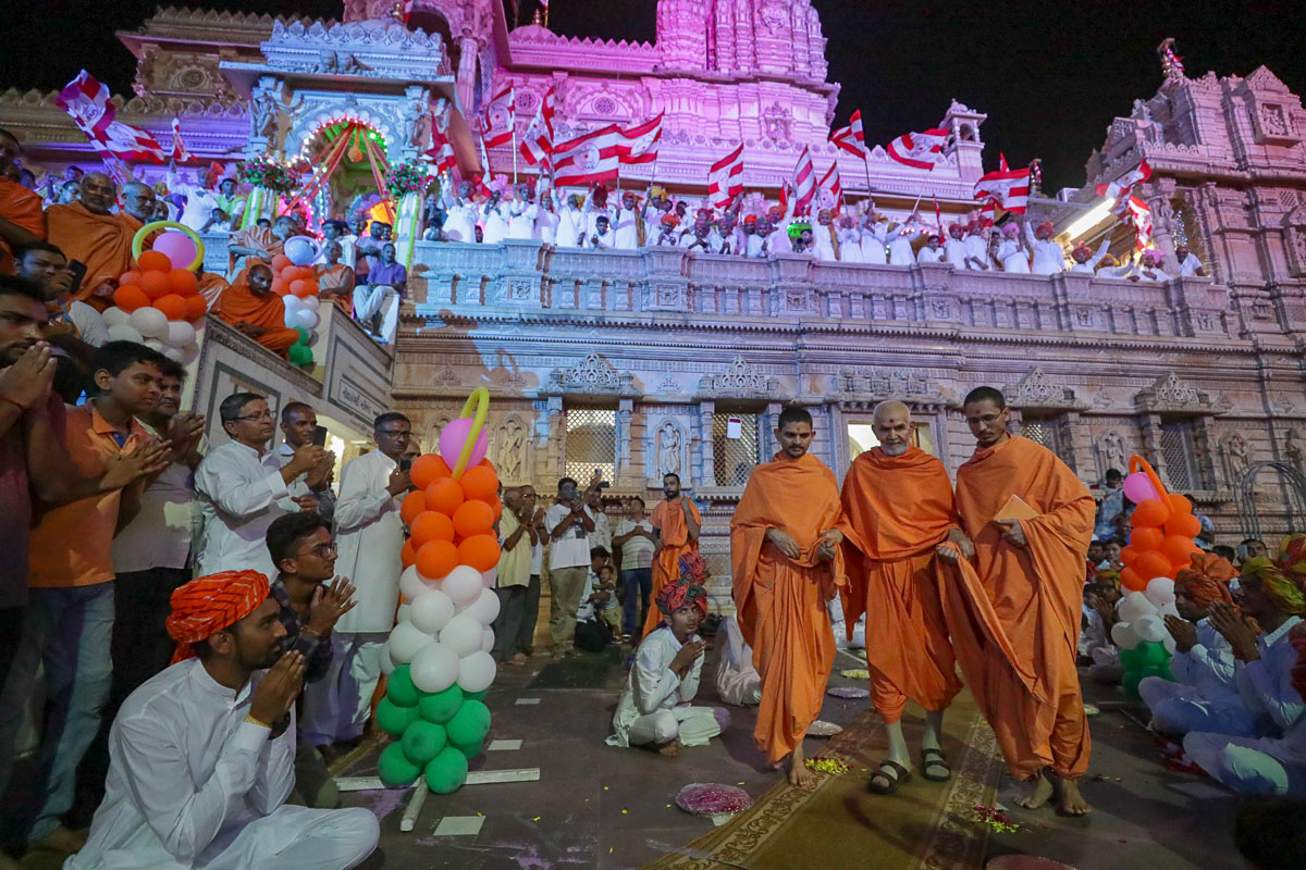 Devotees welcome Swamishri
