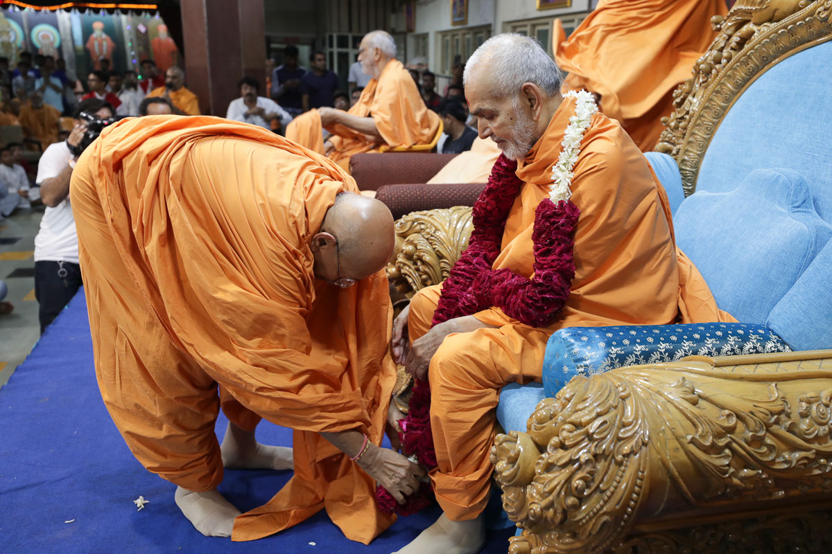 Pujya Tyagvallabh Swami welcomes Swamishri with a garland
