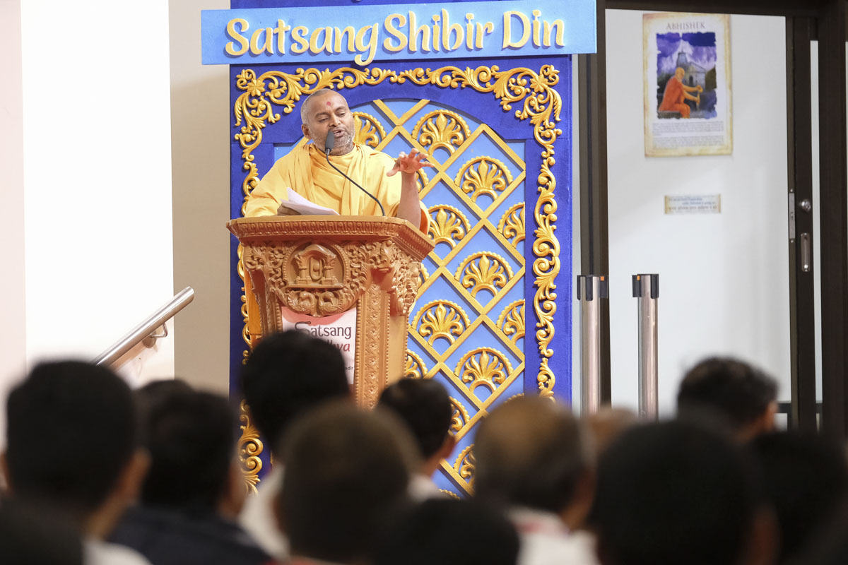 Akhandmangal Swami addresses a shibir session