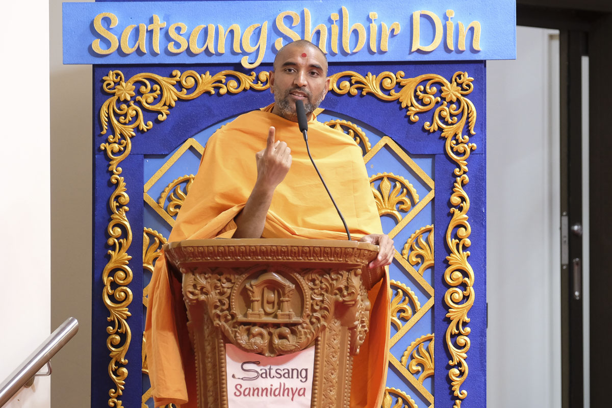 Paramchintan Swami addresses a shibir session