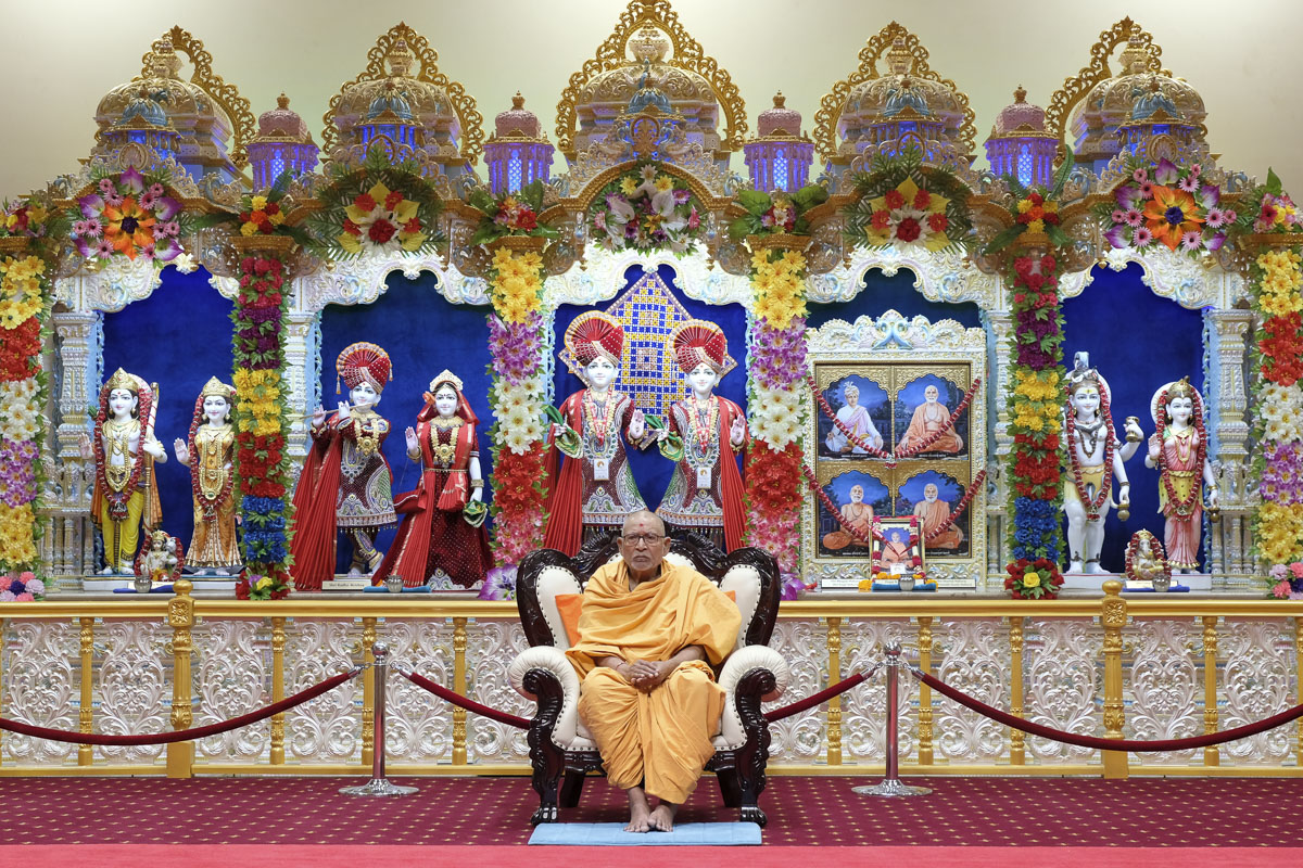 Pujya Bhaktipriya Swami (Pujya Kothari Swami) during a shibir session
