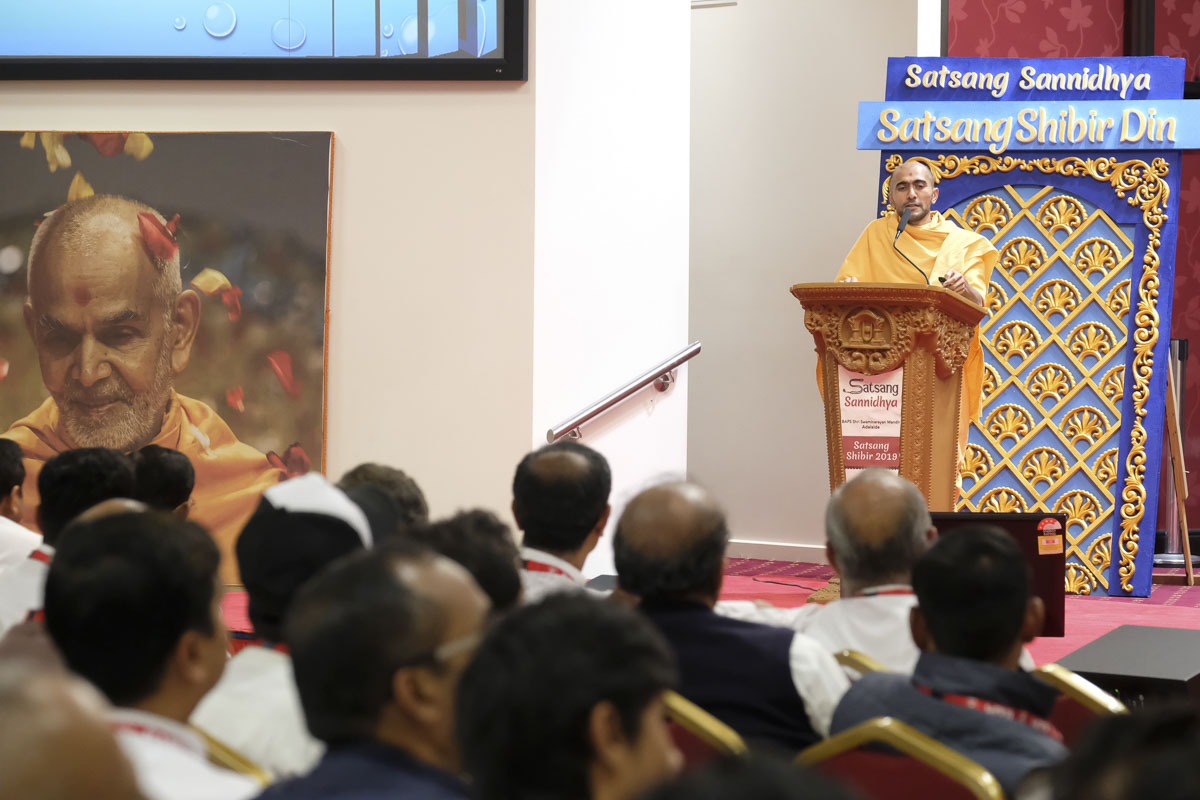Vimalseva Swami addresses a shibir session