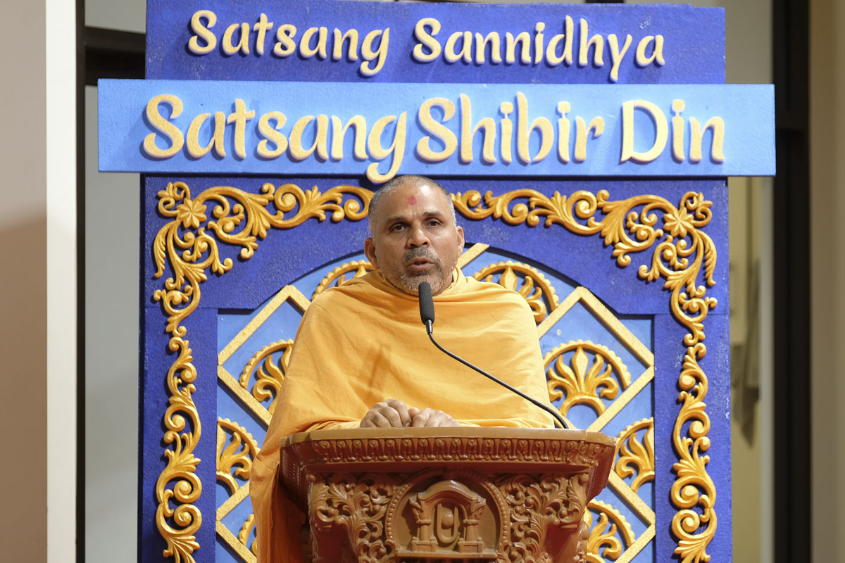 Anandbhushan Swami addresses a shibir session