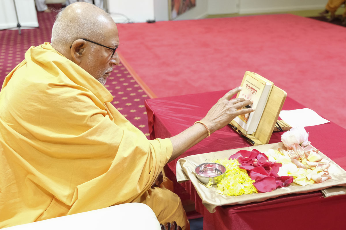 Pujya Kothari Swami performs pujan of the Vachanamrut