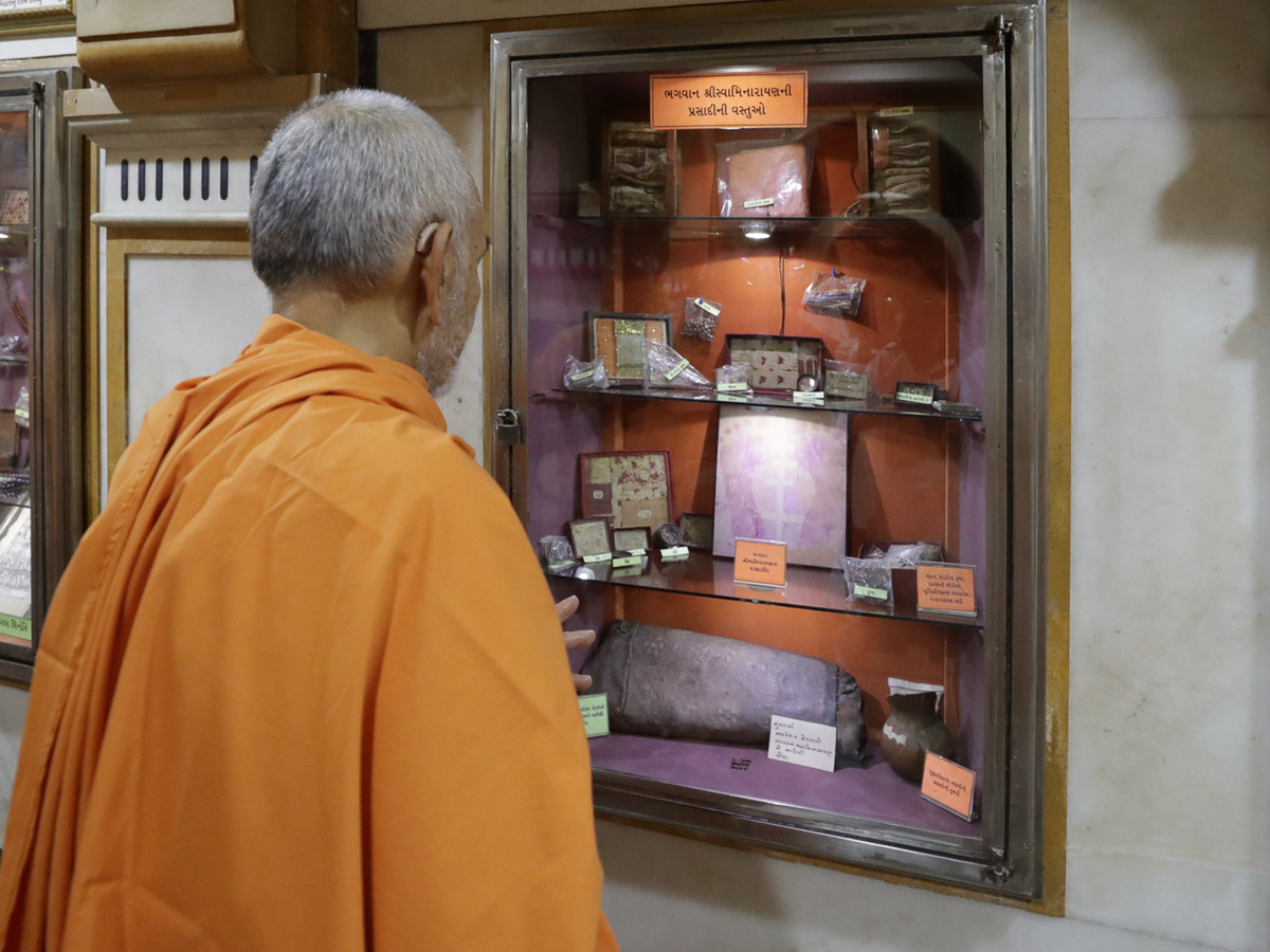 Swamishri doing darshan of holy relics of Bhagwan Swaminarayan